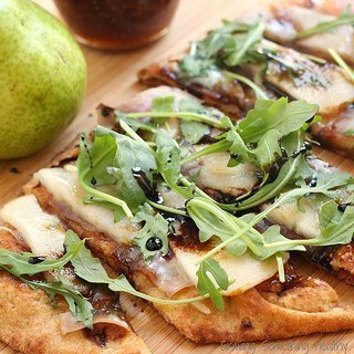 Pear Prosciutto and Arugula Pizza