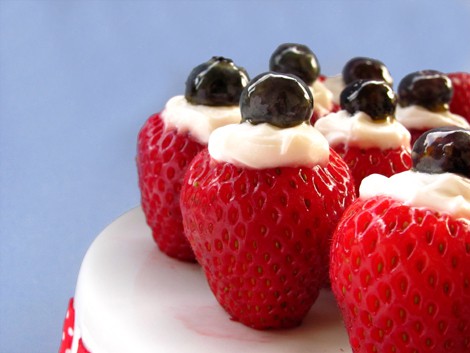 http://www.bakersroyale.com/fast-and-easy/4th-of-july-creme-filled-strawberries/